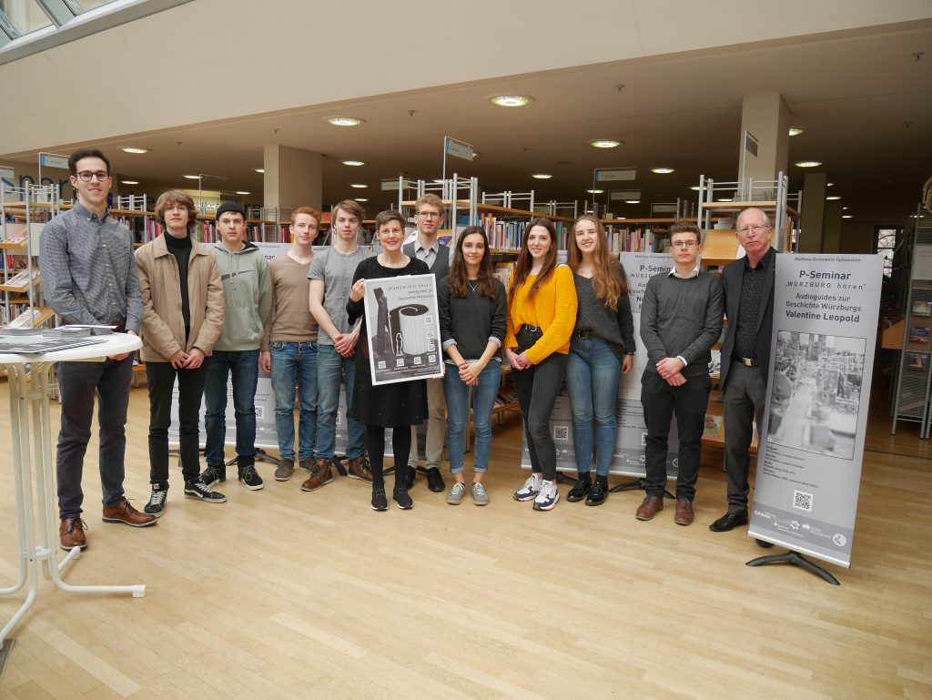 Das P-Seminar bei der Übergabe der Flyer und QR-Tafeln in der Würzburger Stadtbibliothek / Foto: Manfred Ullrich