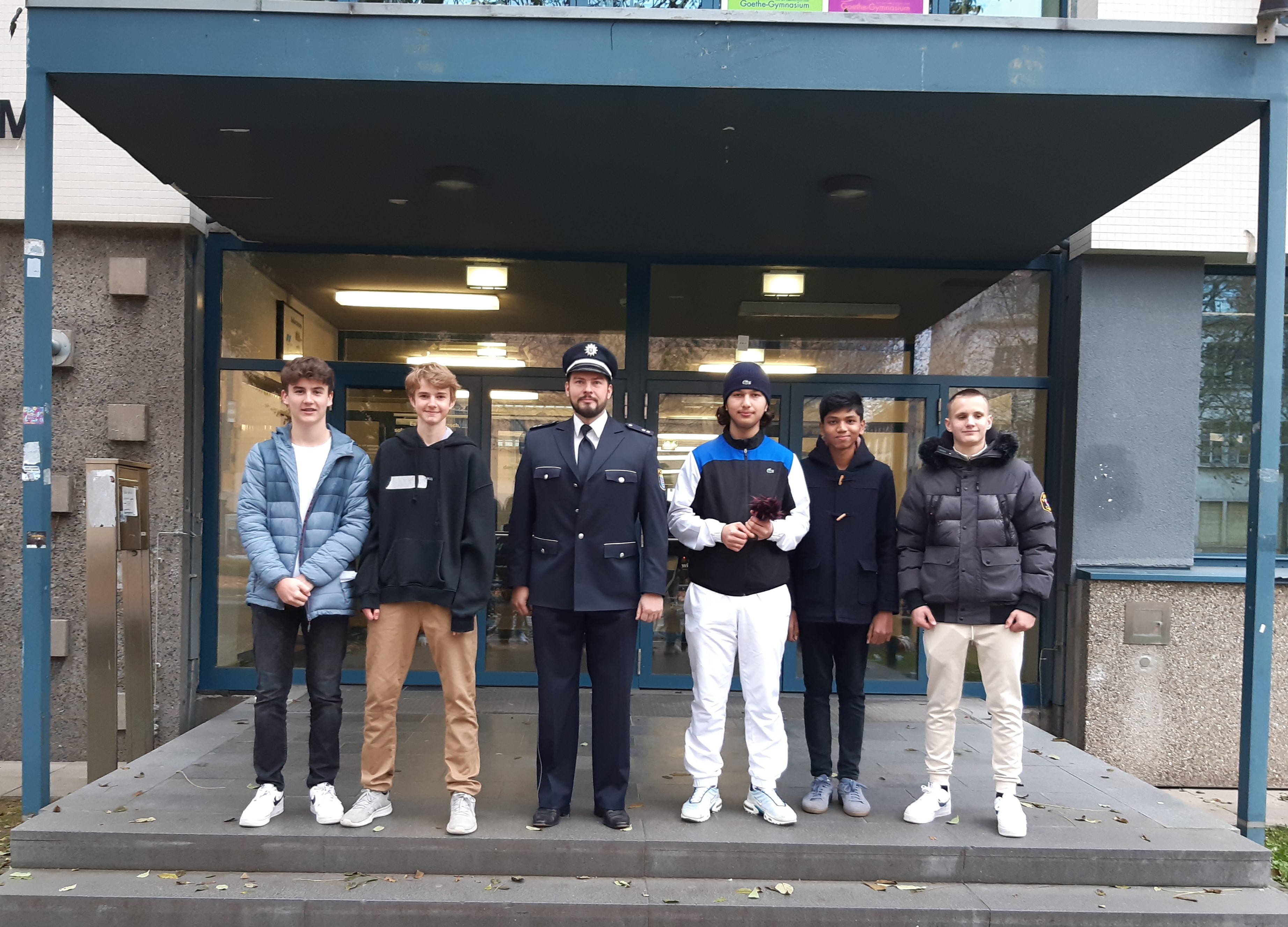 Gruppenfoto Jugendliche und Pressesprecher Frankfurter Polizeipräsidium
