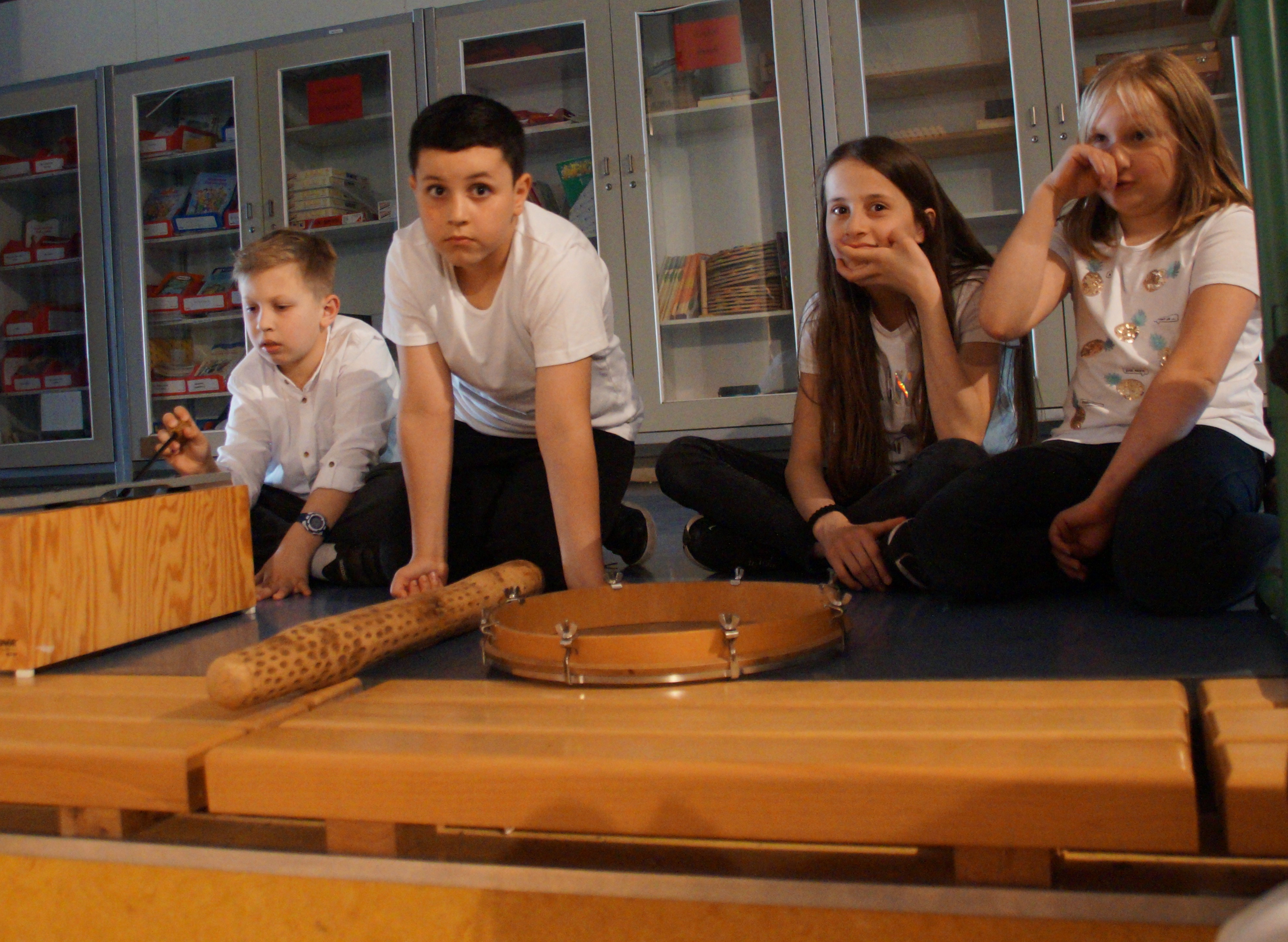 Schülerinnen und Schüler der Klasse 3d präsentieren ihre Instrumente