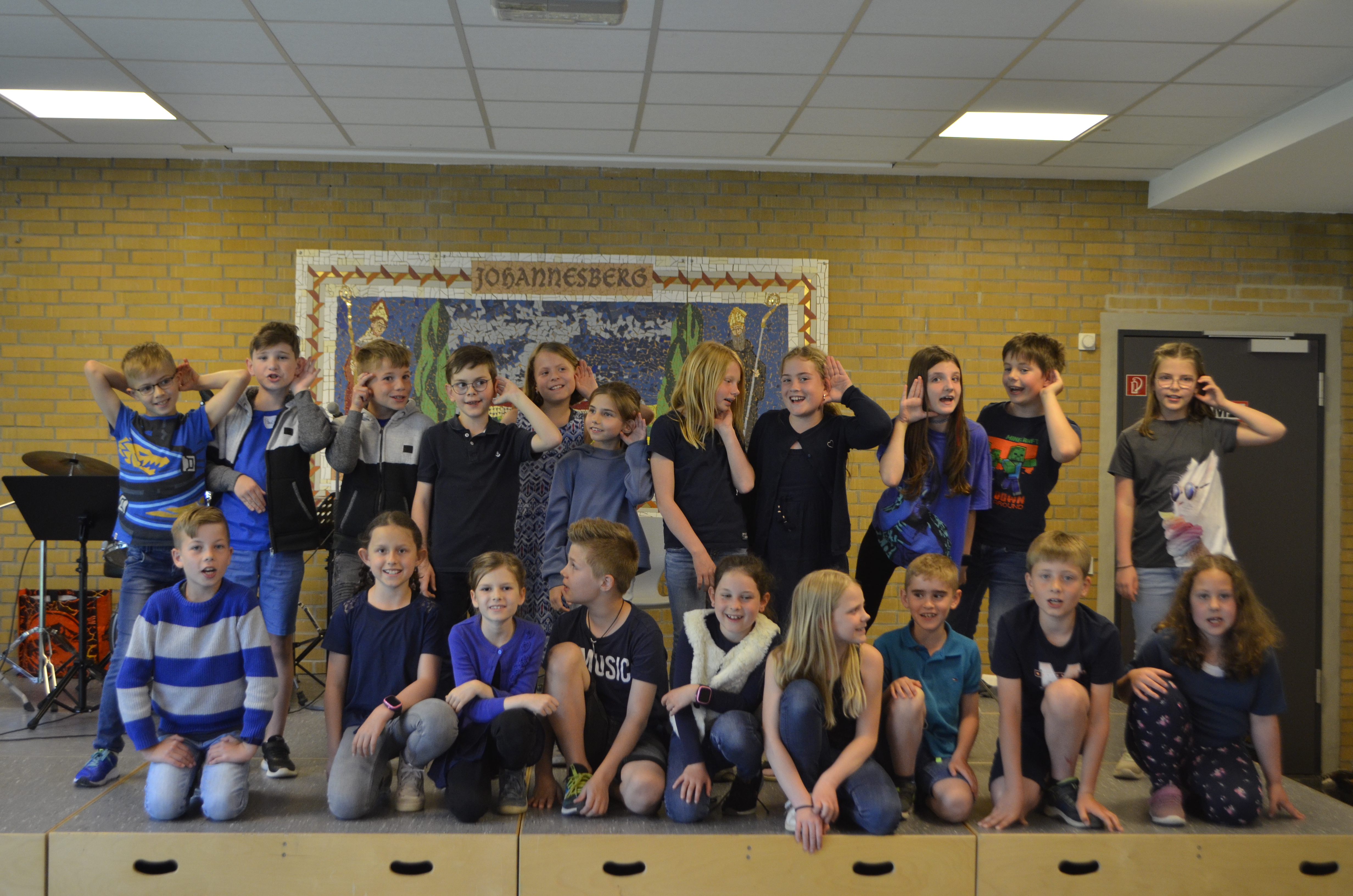 Schülerinnen und Schüler der Klasse 3 auf der Bühne in der Propst-Conrad-von-Mengersen-Schule, Fulda