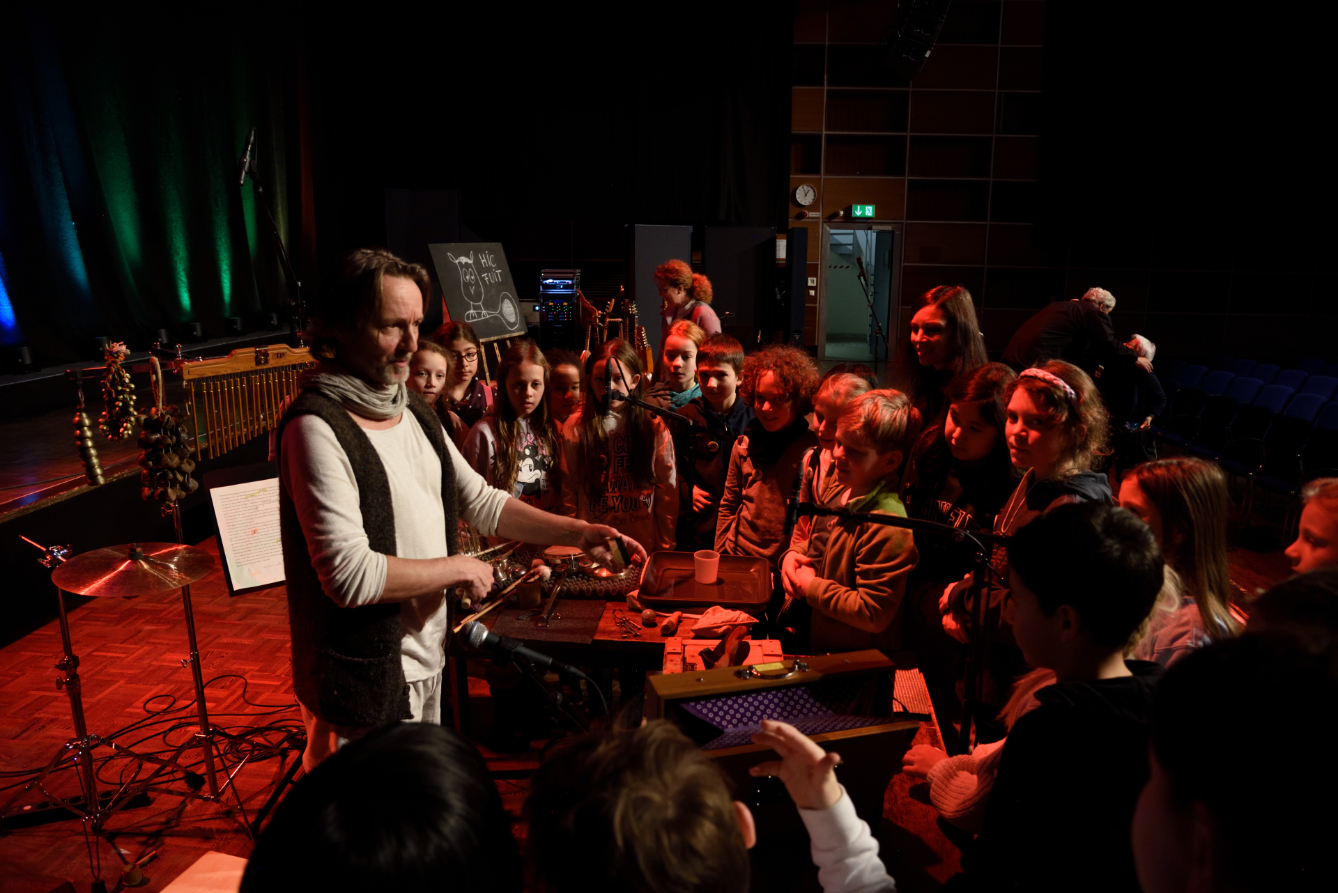 Nach der Vorstellung: Meet the Geräuschemacher – Max Bauer zeigt den Kindern seine Instrumente