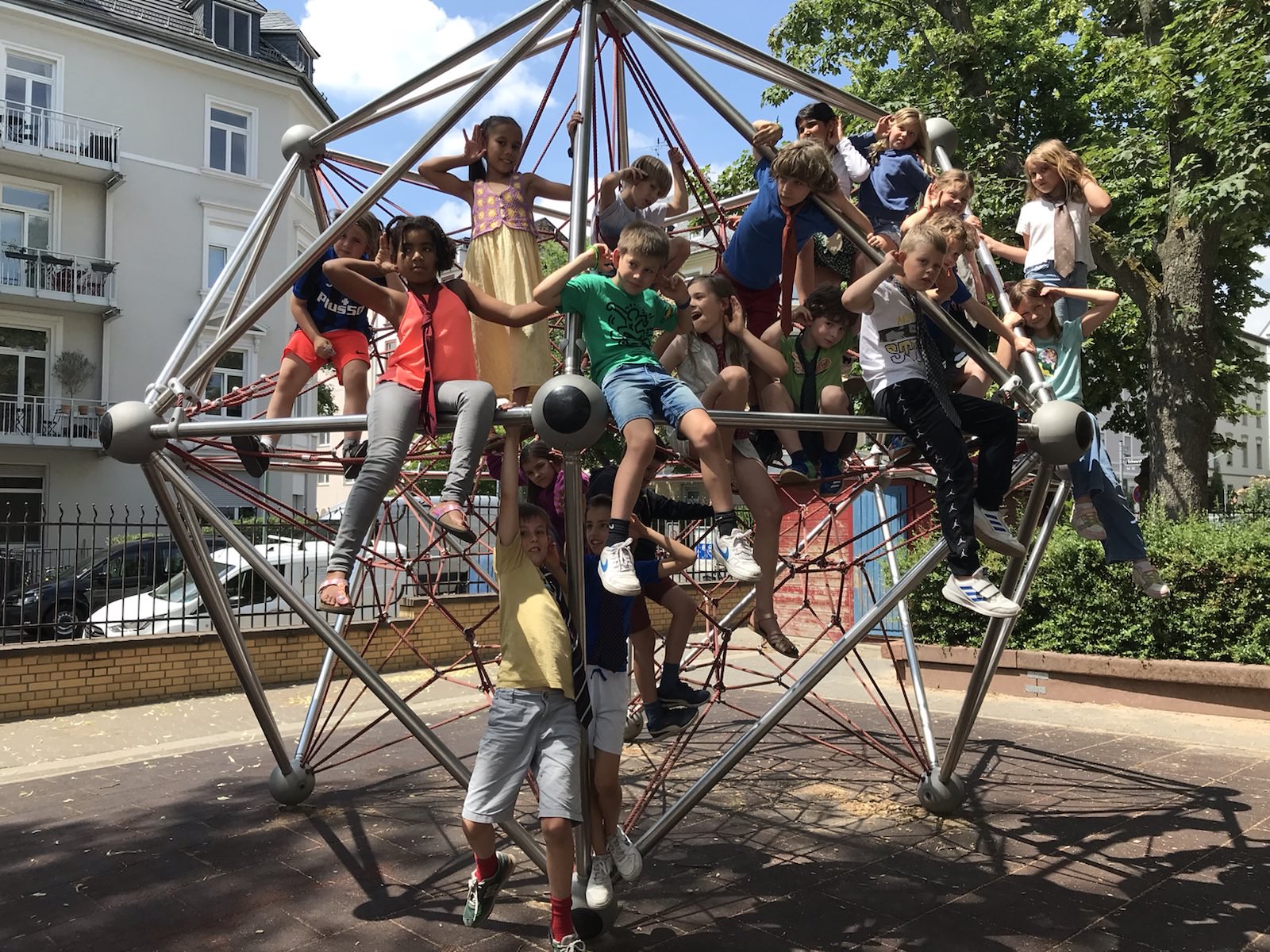 Schülerinnen und Schüler der Klasse 3a der Schwarburgschule Frankfurt auf dem Klettergerüst