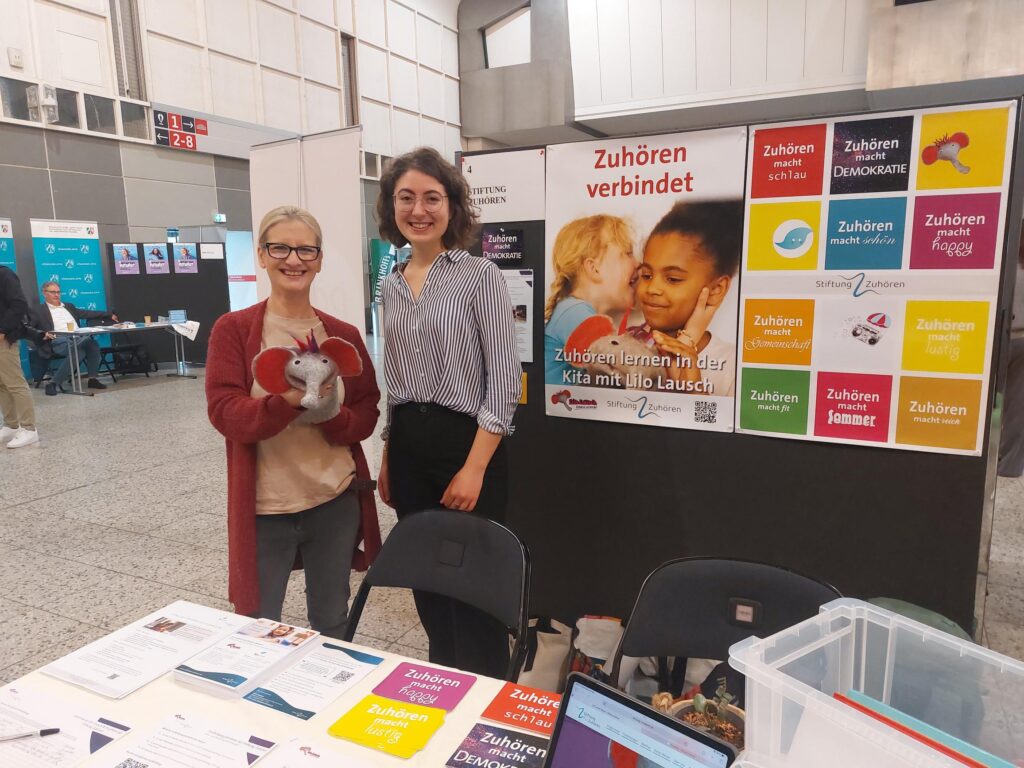 Kita-Leiterin Katja Marra mit Anna Cijevschi von der Stiftung Zuhören