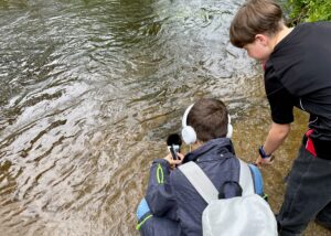 Schüler nehmen Wassergeräusche auf.