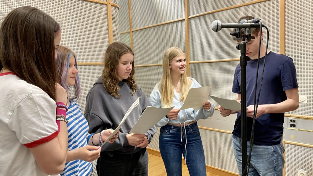 Schüler*innen aus Hersbruck sprechen ihren Podcast ein.