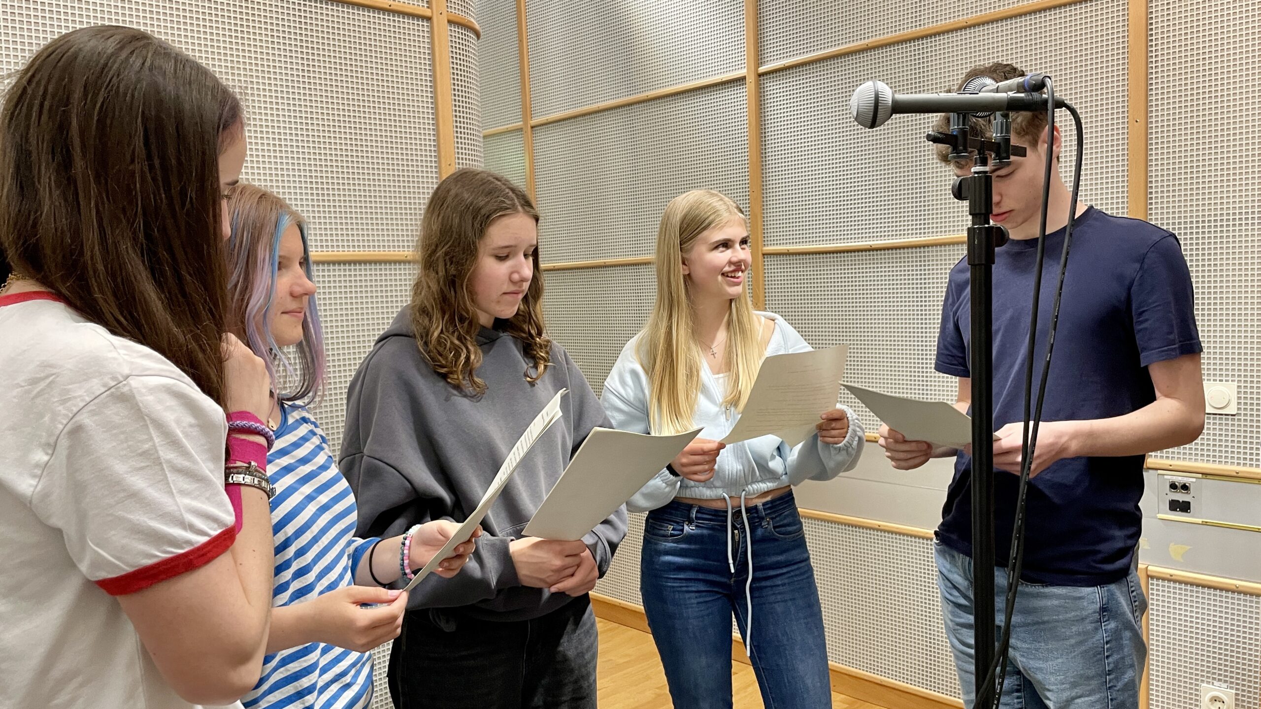Schüler*innen aus Hersbruck sprechen ihren Podcast ein.