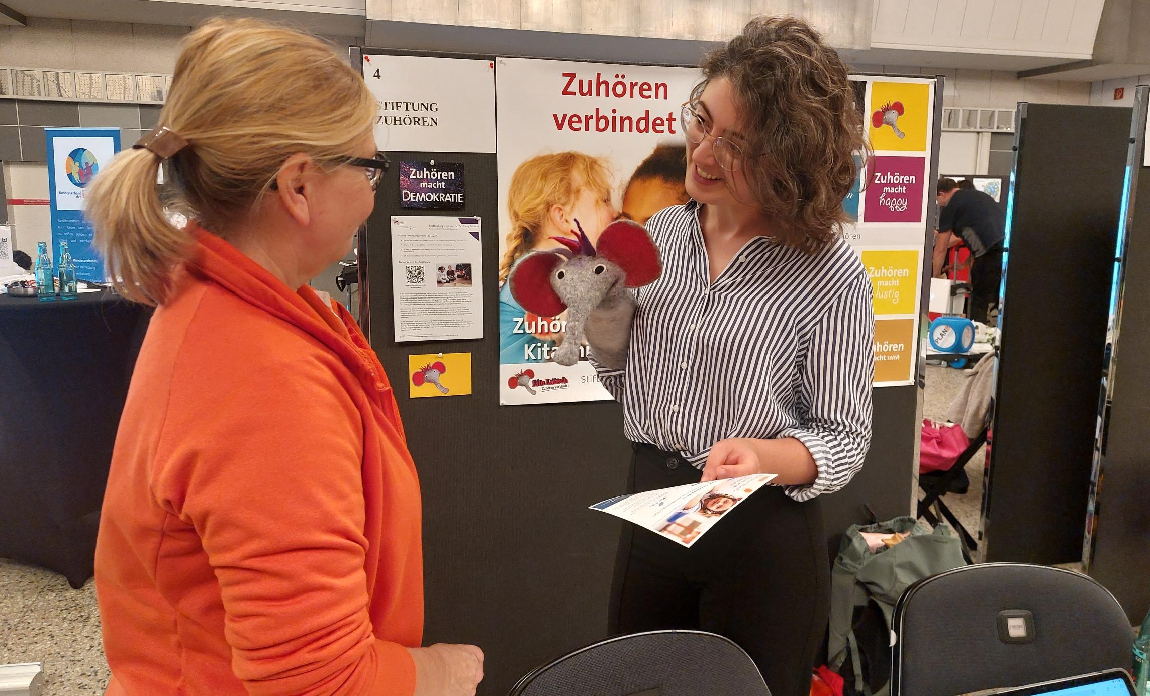 Mitarbeiterin der Stiftung Zuhören am Markt der Möglichkeiten Mitarbeiterin der Stiftung Zuhören am Markt der Möglichkeiten